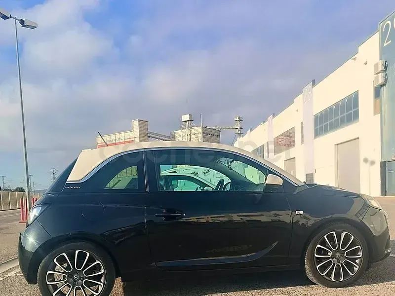 Usado Opel Adam Glam 87 CV (63 kW) 2016 Negro Utilitario