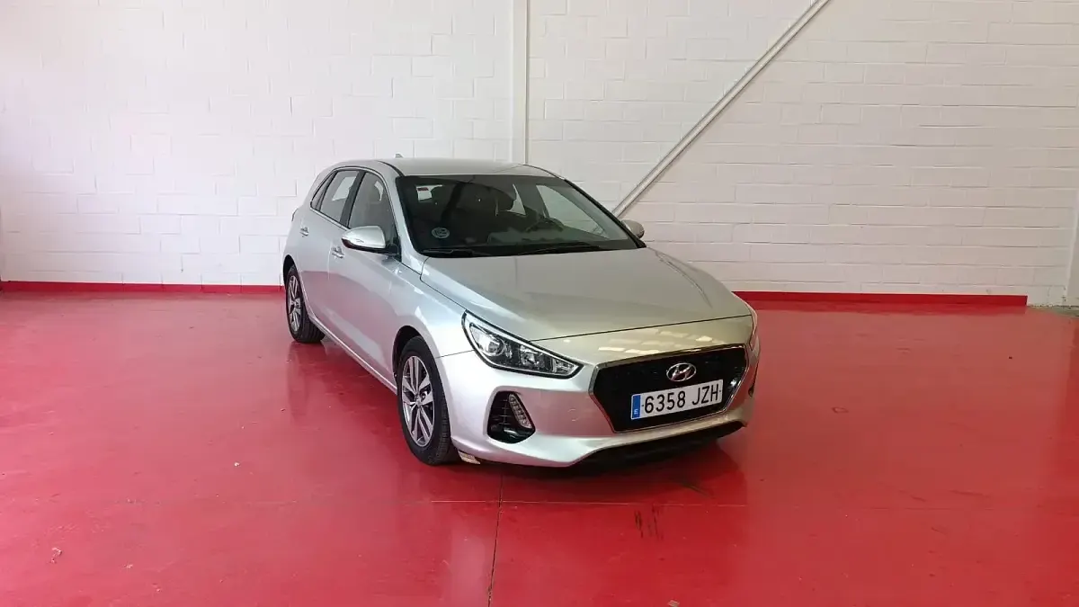 Usado Hyundai i30 110 CV (80 kW) 2017 Gris Berlina