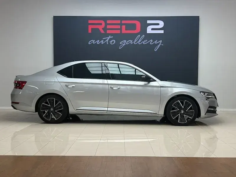 Usado Skoda Superb SportLine 200 CV (147 kW) 2023 Gris / plata Berlina