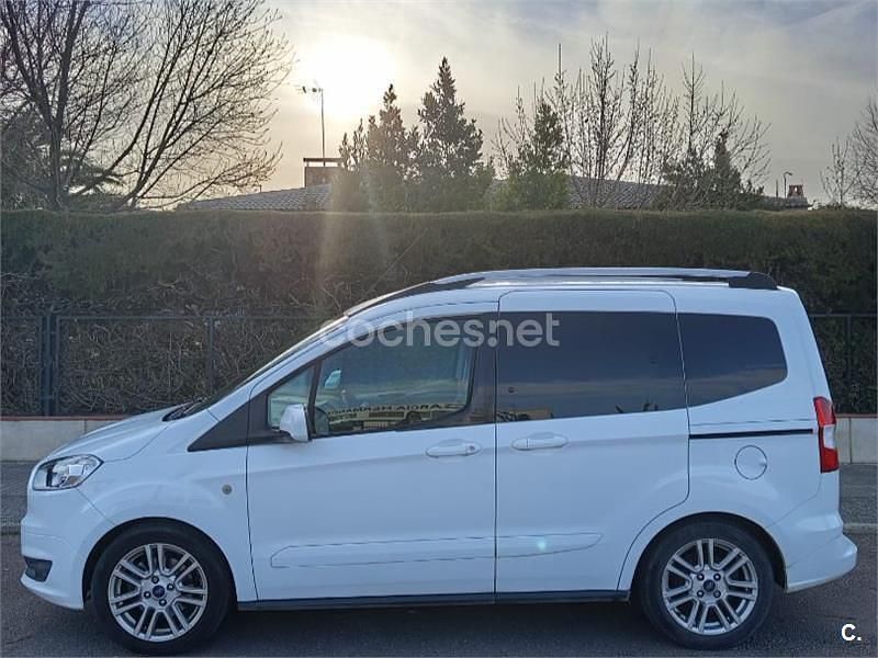 Usado Ford Tourneo Courier Trend 100 CV (73 kW) 2017 Blanco Monovolumen