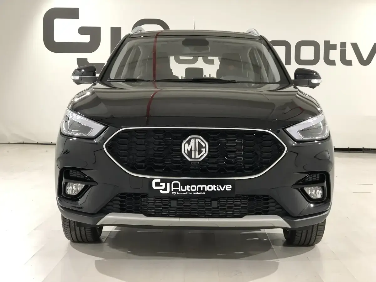 Käytetty MG ZS Luxury 111 HP (81 kW) 2023 Musta Sedan