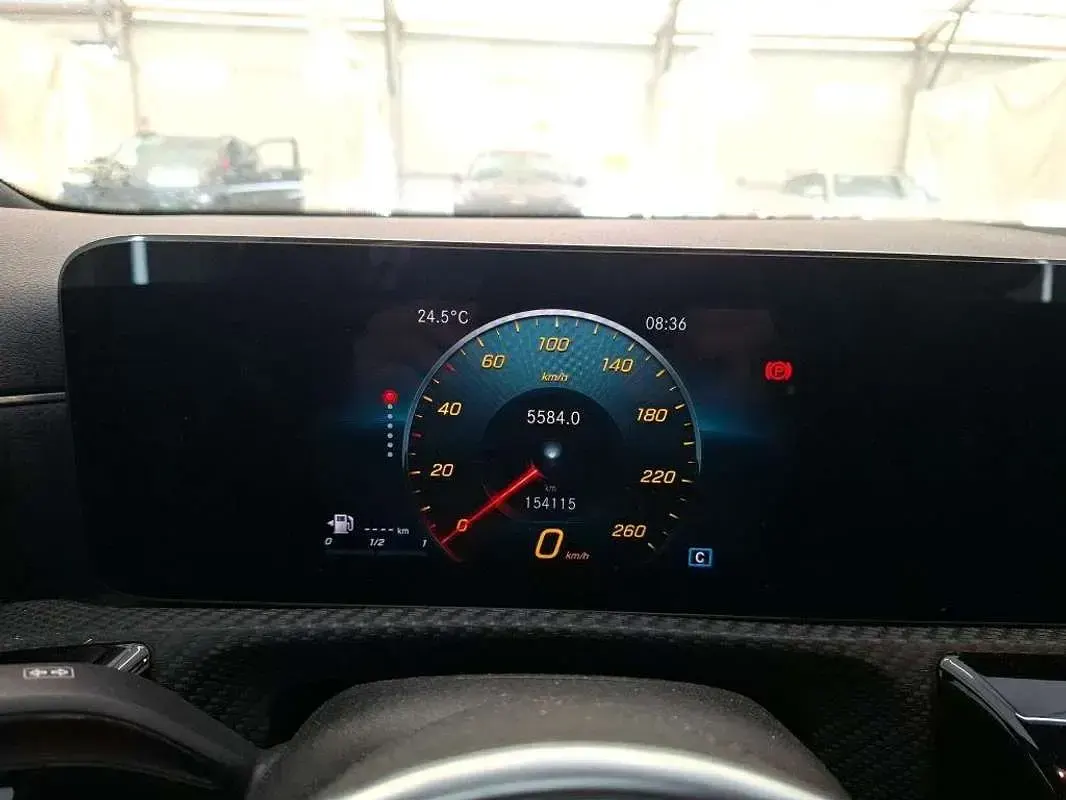 Usado Mercedes A180 116 CV (85 kW) 2021 Gris Utilitario