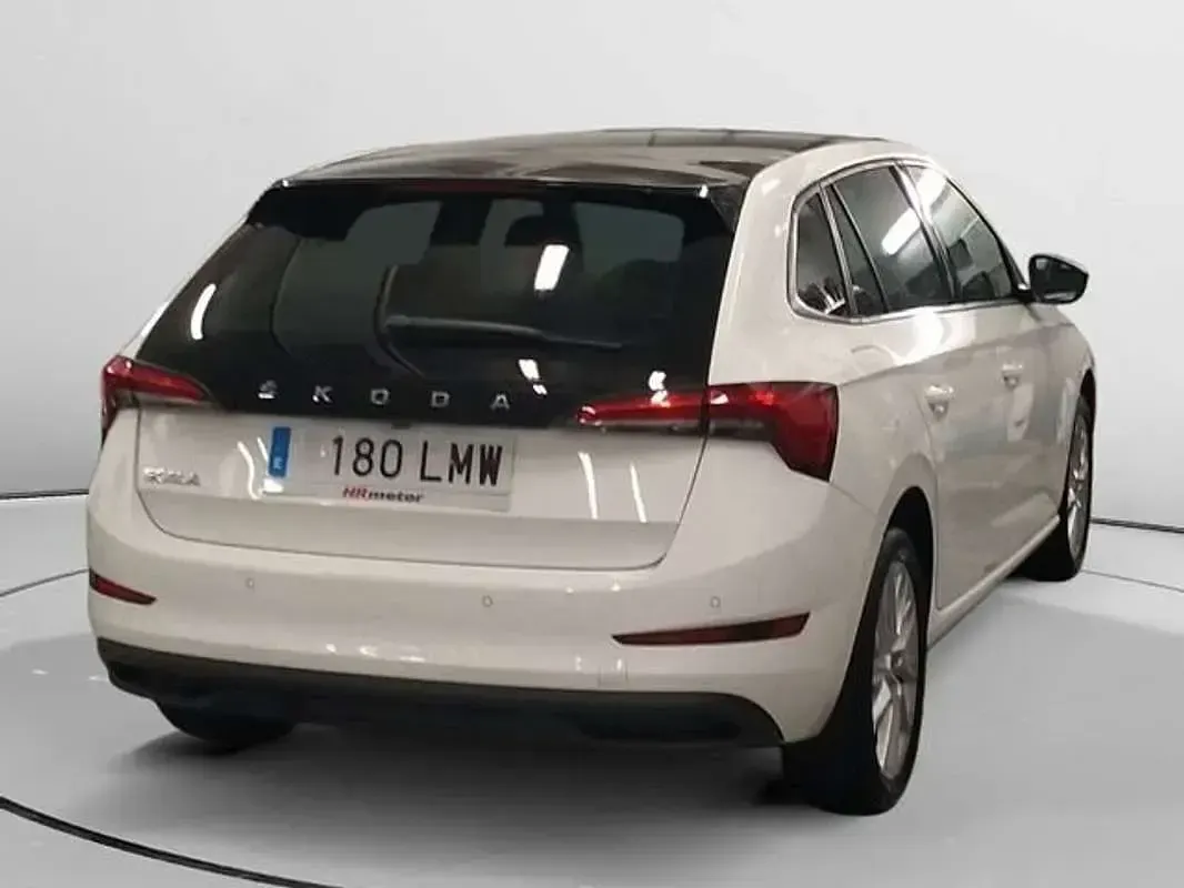 Usado Skoda Scala Style 110 CV (80 kW) 2021 Blanco Utilitario