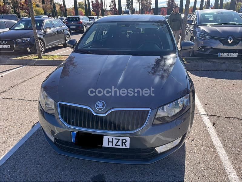 Gris / plata Usado 2014 Skoda Octavia Active Berlina | 9500 € (Precio justo) - Imagen 1/4