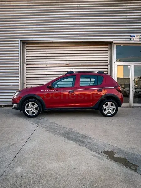 Usado Dacia Sandero Stepway 90 CV (66 kW) 2015 Granate Berlina