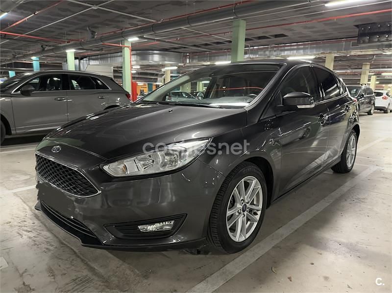 Usado Ford Focus Trend 125 CV (91 kW) 2017 Gris / plata Berlina