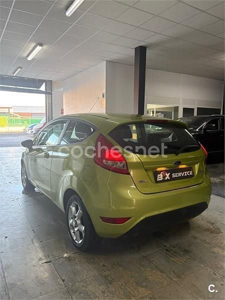 Verde Usado 2009 Ford Fiesta Ambiente Utilitario | 3990 € (Precio justo) - Imagen 1/2