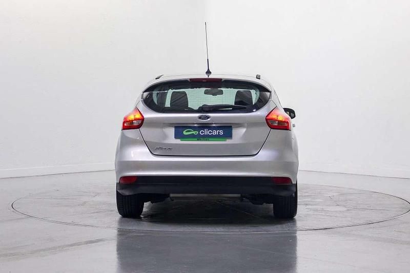 Usado Ford Focus Trend 125 CV (91 kW) 2017 Plateado Utilitario