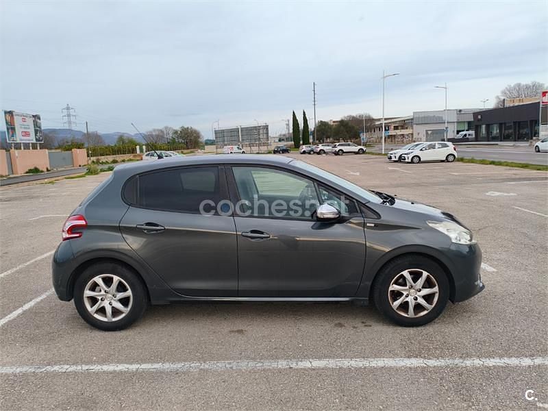 Usado Peugeot 208 Style 82 CV (60 kW) 2014 Gris / plata Utilitario