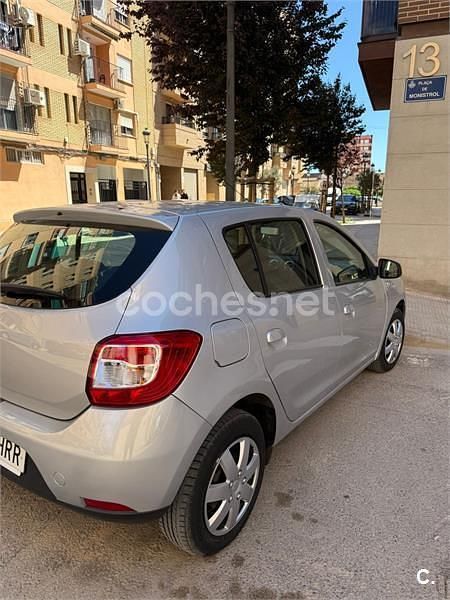 Usado Dacia Sandero Lauréate 75 CV (55 kW) 2013 Gris / plata Berlina