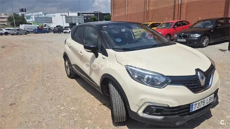 Usado Renault Captur LIMITED 90 CV (66 kW) 2019 Beige SUV