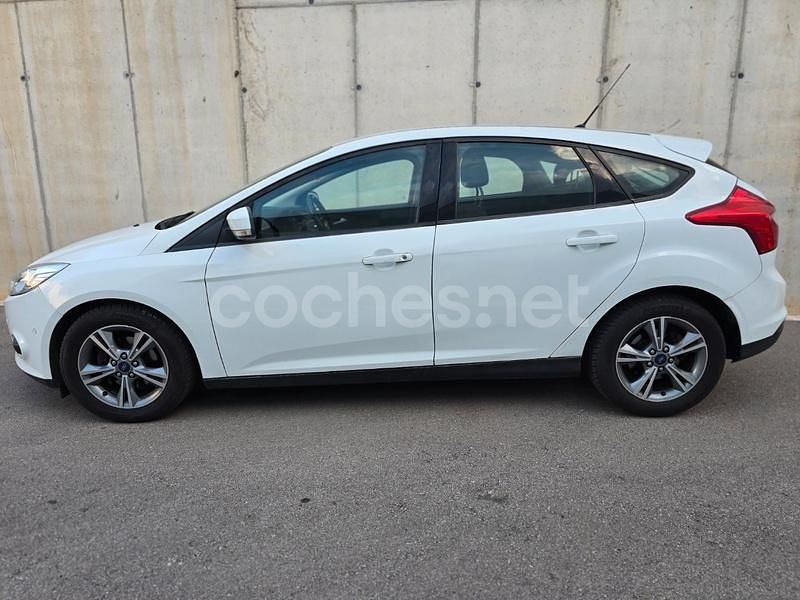 Usado Ford Focus 125 CV (91 kW) 2014 Blanco Berlina