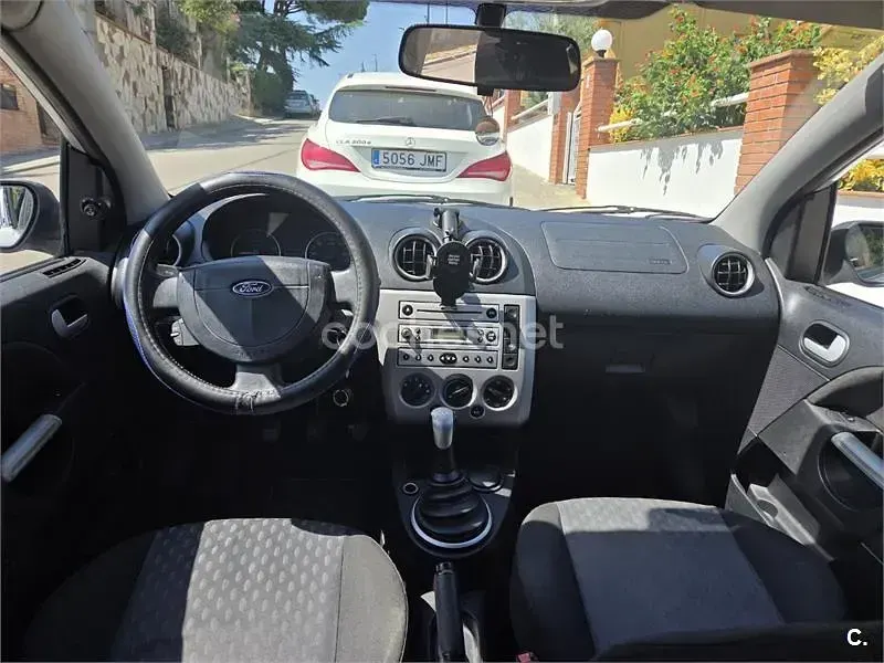 Usado Ford Fiesta 68 CV (50 kW) 2005 Gris / plata Utilitario