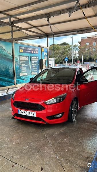 Rojo Usado 2017 Ford Focus ST-Line Berlina | 6500 € (Buen precio) - Imagen 1/4