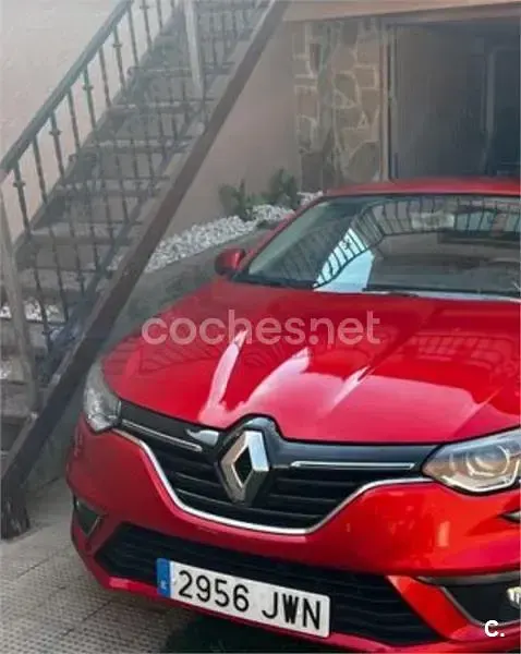 Usado Renault Mégane Intens 100 CV (73 kW) 2017 Rojo Berlina