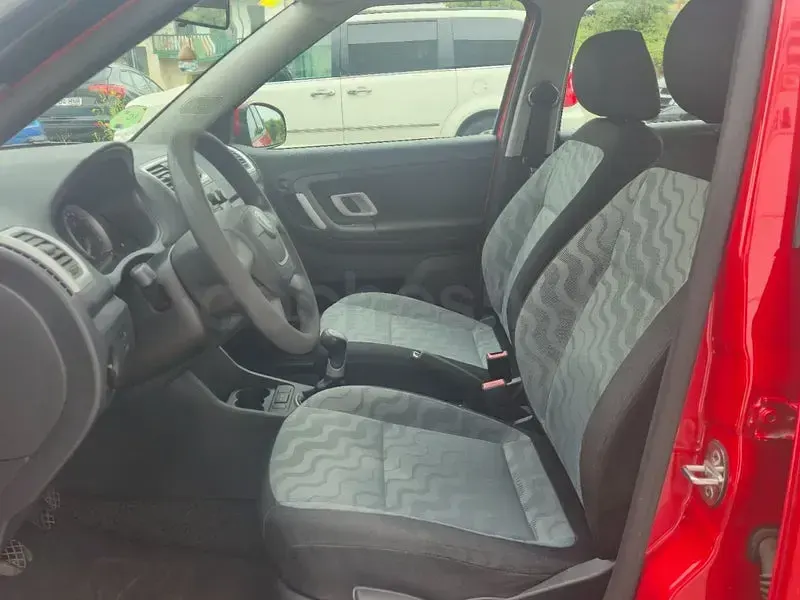 Usado Skoda Fabia 70 CV (51 kW) 2009 Rojo Berlina