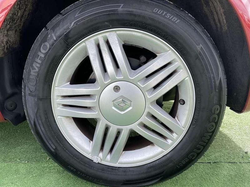 Usado Renault Grand Scénic II Dynamique 120 CV (88 kW) 2004 Rojo Monovolumen