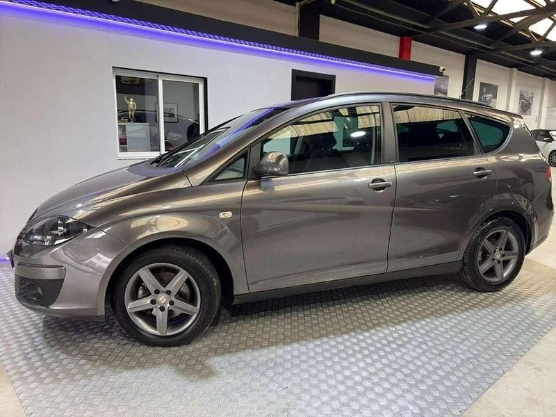 Usado Seat Altea XL Ecomotive 105 CV (77 kW) 2014 Gris Monovolumen