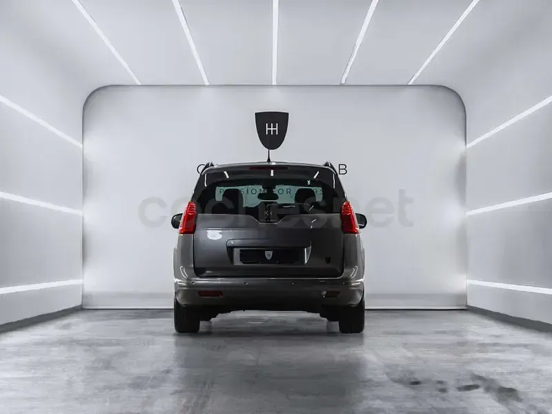 Usado Peugeot 5008 Style 120 CV (88 kW) 2017 Gris / plata Monovolumen
