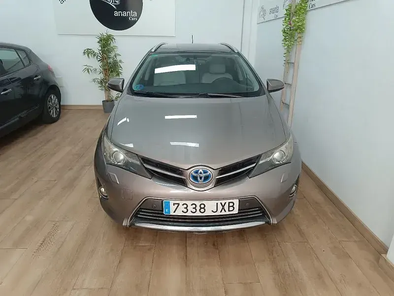 Usado Toyota Auris Hybrid Advance 136 CV (100 kW) 2013 Marrón Familiar
