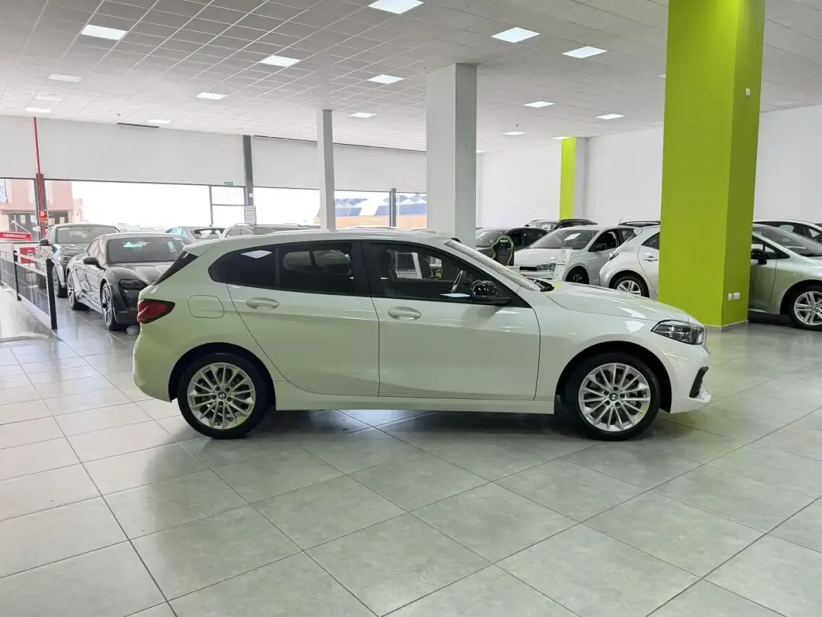 Usado BMW 118 Comfort Edition 136 CV (100 kW) 2022 Blanco Utilitario