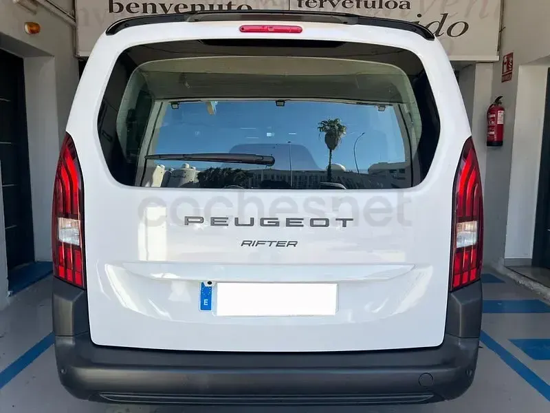 Usado Peugeot Rifter Allure 130 CV (95 kW) 2024 Blanco Monovolumen