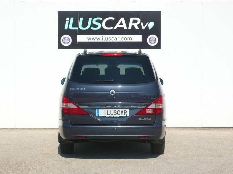 Usado Ssangyong (KGM) Rodius 167 CV (122 kW) 2013 Gris / plata Monovolumen