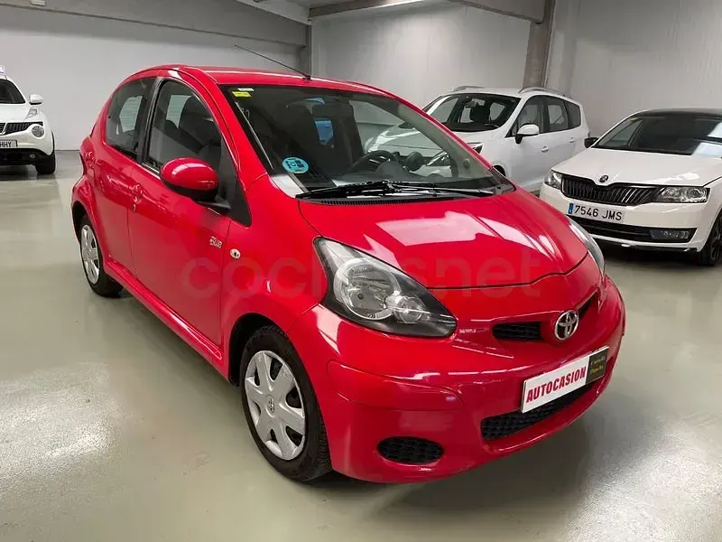 Usado Toyota Aygo Style 68 CV (50 kW) 2010 Rojo Utilitario