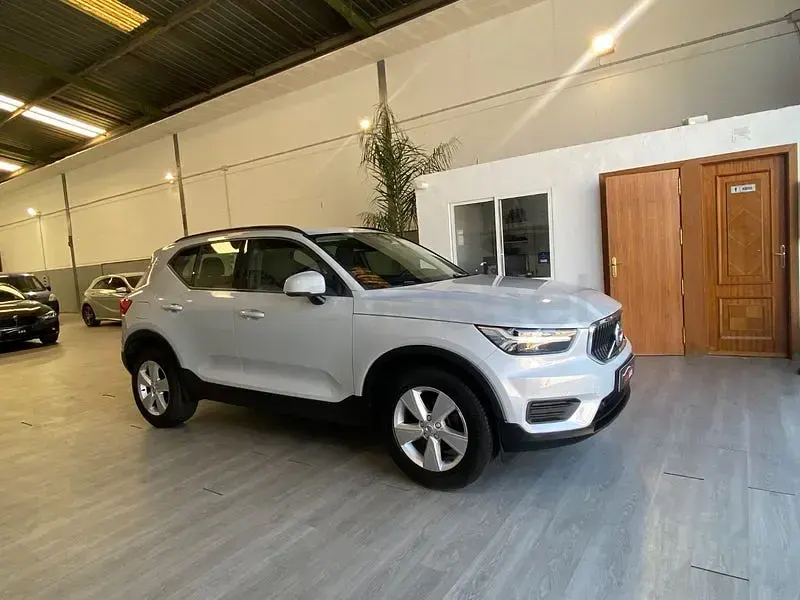 Usado Volvo XC40 Momentum 156 CV (114 kW) 2020 Gris / plata SUV