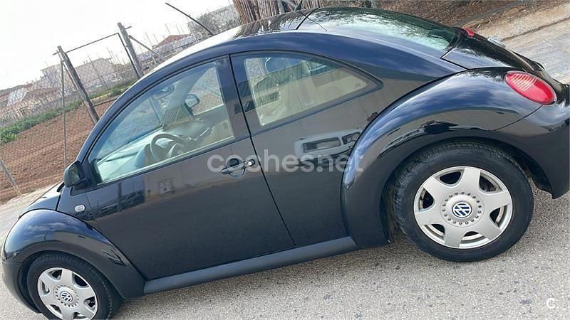 Usado VW New Beetle 115 CV (84 kW) 1999 Negro Utilitario