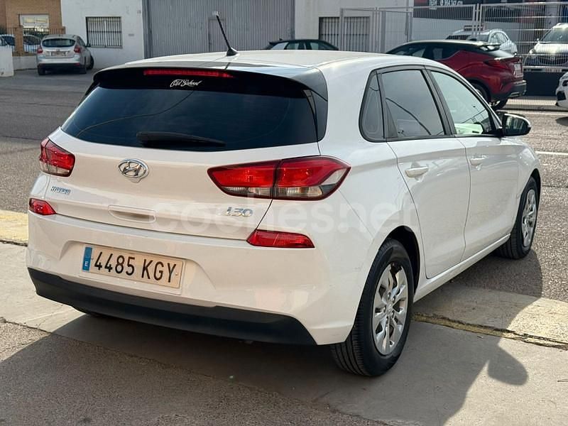 Usado Hyundai i30 120 CV (88 kW) 2018 Blanco Berlina