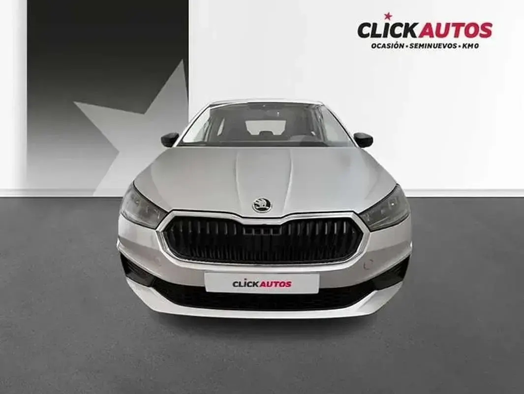 Usado Skoda Fabia Essence 80 CV (58 kW) 2025 Plateado Utilitario