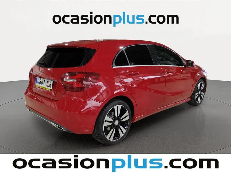 Usado Mercedes A180 Urban 109 CV (80 kW) 2016 Rojo