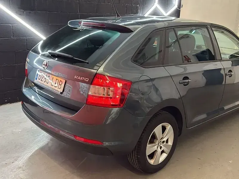 Usado Skoda Rapid Ambition 90 CV (66 kW) 2015 Gris / plata Utilitario