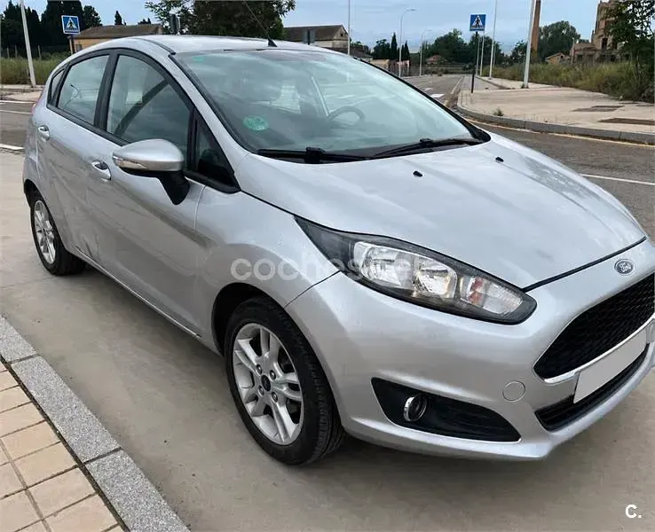 Usado Ford Fiesta Trend 82 CV (60 kW) 2017 Gris / plata Utilitario