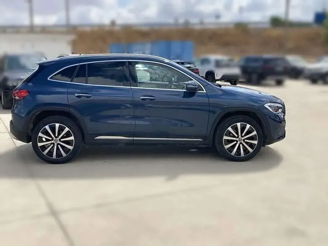 Usado Mercedes GLA180 136 CV (100 kW) 2022 Azul SUV