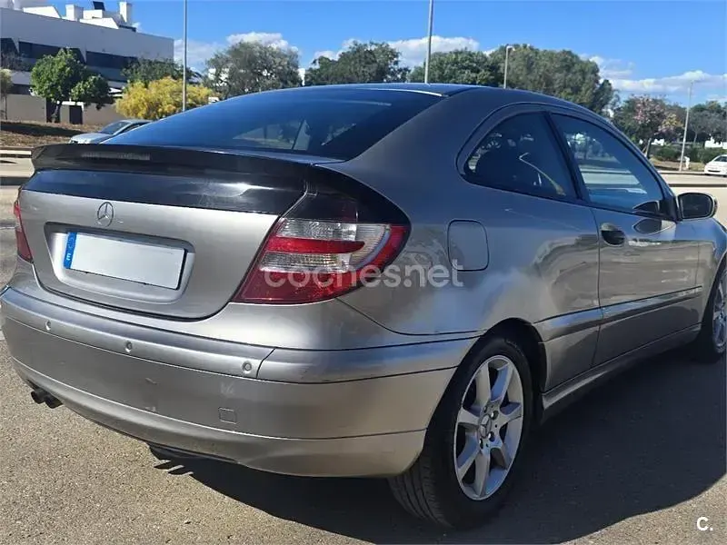 Usado Mercedes C180 143 CV (105 kW) 2005 Gris / plata Berlina