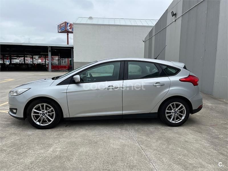 Gris / plata Usado 2017 Ford Focus Trend Berlina | 8000 € (Precio justo) - Imagen 1/4