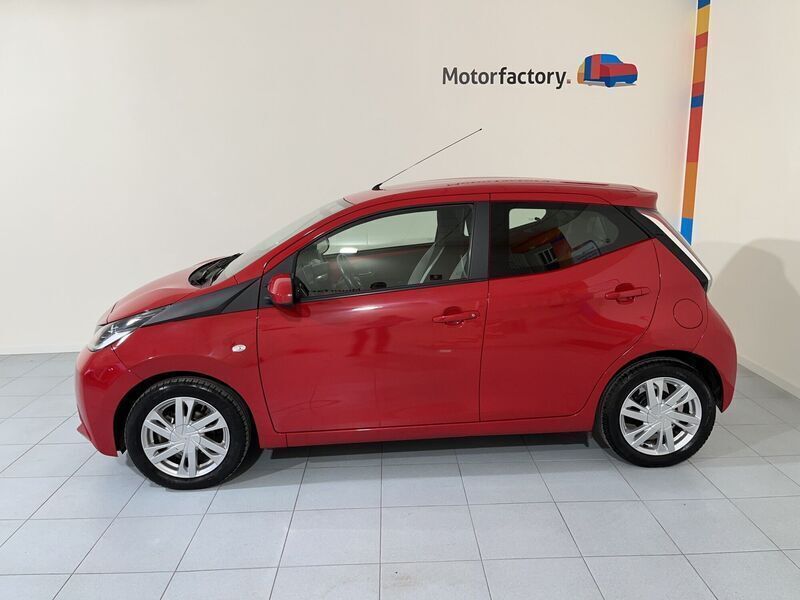 Usado Toyota Aygo X-play 69 CV (50 kW) 2018 Rojo Utilitario