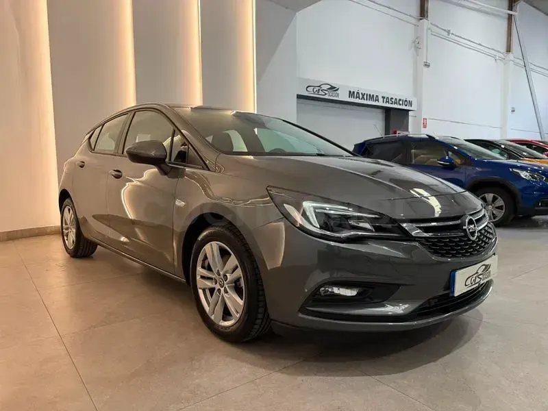 Usado Opel Astra Elegance 110 CV (80 kW) 2019 Gris / plata Berlina