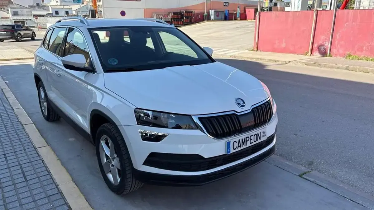 Usado Skoda Karoq Ambition 150 CV (110 kW) 2021 Blanco SUV