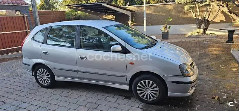 Usado Nissan Almera Tino Comfort 114 CV (83 kW) 2001 Gris / plata Monovolumen