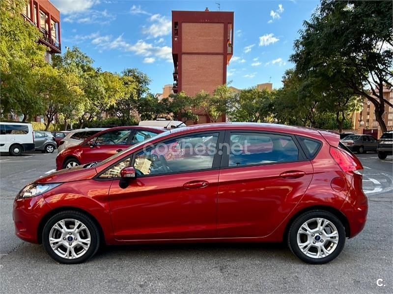 Usado Ford Fiesta Trend 68 CV (50 kW) 2009 Granate Utilitario