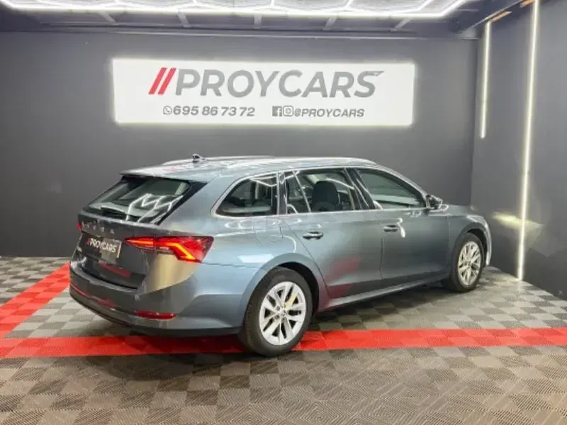 Usado Skoda Octavia Sport 150 CV (110 kW) 2021 Gris / plata Familiar