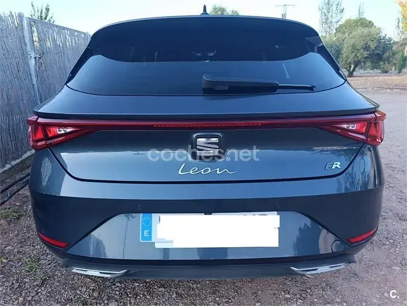 Usado Seat Leon FR 110 CV (80 kW) 2024 Gris / plata Berlina