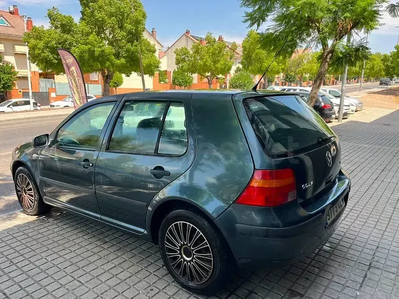 Usado VW Golf IV Highline 130 CV (95 kW) 2003 Gris / plata Berlina