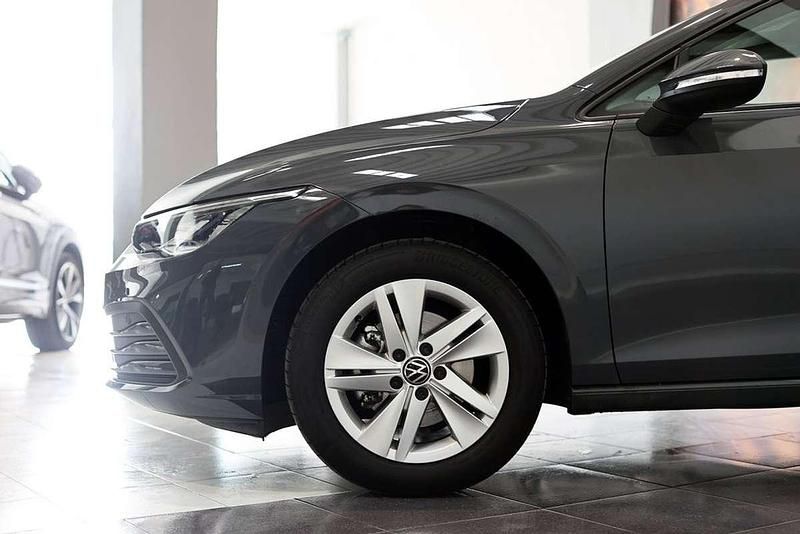 Usado VW Golf VIII Life 109 CV (80 kW) 2021 Gris Utilitario