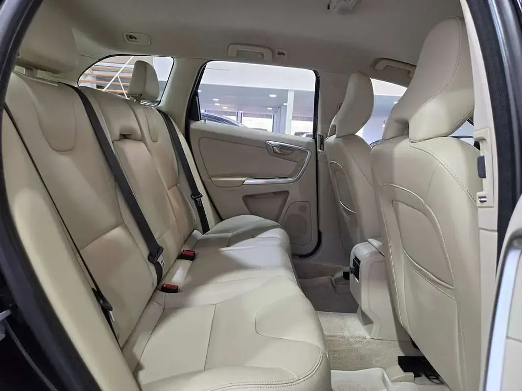 Usado Volvo XC60 Kinetic 136 CV (100 kW) 2014 Negro SUV