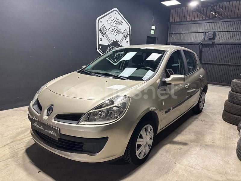 Beige Usado 2007 Renault Clio II Authentique Berlina | 4490 € (Precio justo) - Imagen 1/4