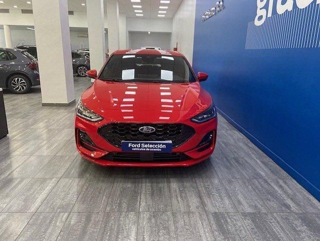 Rojo Usado 2024 Ford Focus ST-Line Berlina | 20.995 € (Buen precio) - Imagen 1/4